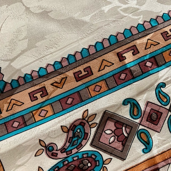 GONCA silk scarf, large vintage square shawl. - Picture 10 of 10